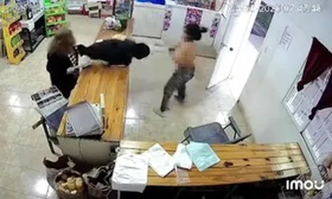 Vào cửa hàng trộm tiền, người phụ nữ bị "lột sạch" áo