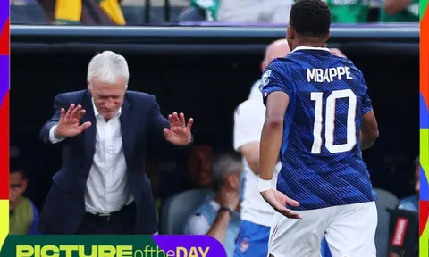 Khoảnh khắc World Cup: Deschamps nghiêng mình trước Mbappe