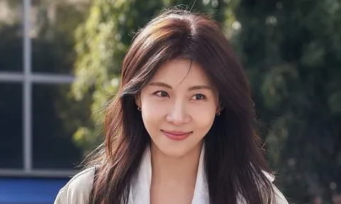 Ha Ji Won gây ngỡ ngàng với 'nhan sắc bị thời gian bỏ quên' ở tuổi 48