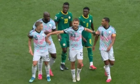 Trossard và Tielemans suýt đánh nhau trên sân