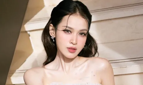 Diễn viên Tú Vi diện váy cúp ngực, khoe trọn sắc vóc quyến rũ ở tuổi 40