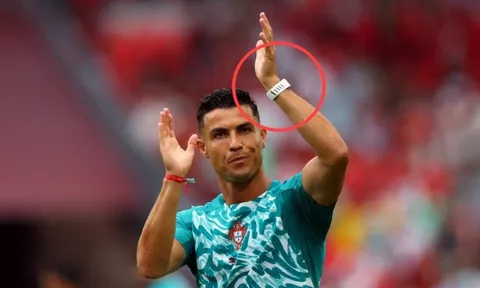 Ronaldo gây chú ý với thiết bị lạ trên tay