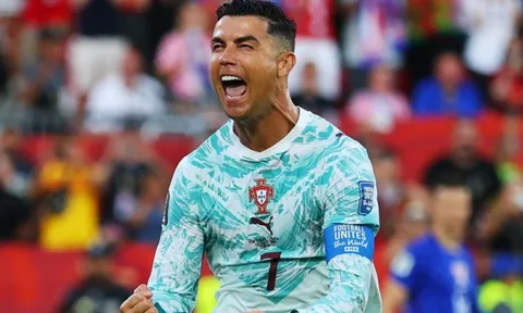 Ronaldo phá bỏ 'lời nguyền' World Cup