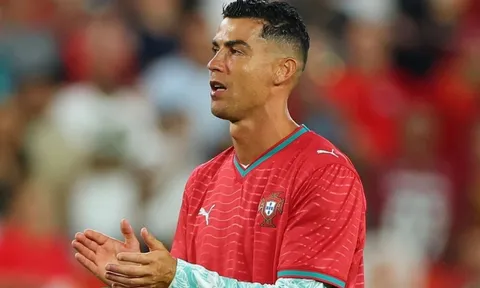 Hành động 'gây bão' mạng xã hội của Ronaldo