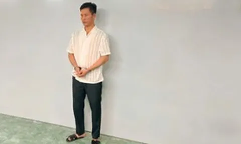 Tạm giam người đàn ông dùng ly thủy tinh đánh nữ nhân viên quán karaoke