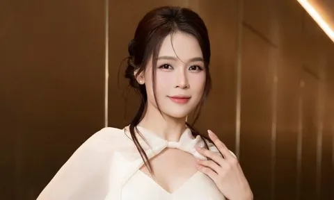 Sam khiến fan bất ngờ với nhan sắc ngày càng trẻ trung sau sinh