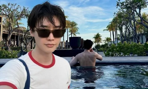 Lee Jong Suk khoe lưng trần lực lưỡng