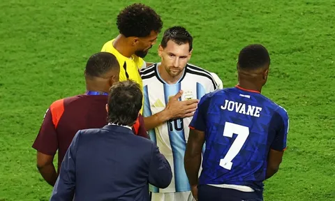 Messi đùa với Cape Verde sau trận: 'Trên sân họ đá tôi tơi tả'