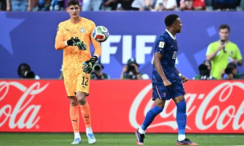 Thủ môn Paraguay khó chịu vì Mbappe
