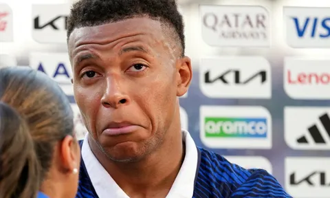 Cái nhếch mép gây bão của Mbappe