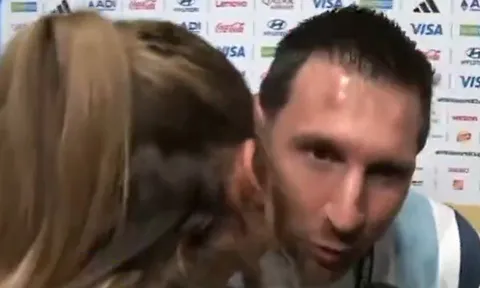 Nữ phóng viên hôn má Messi gây sốt
