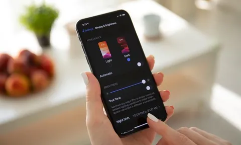 Trời tối, có nên bật chế độ Dark mode?