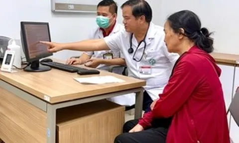 Giám đốc Bệnh viện Bạch Mai tham gia khám miễn phí cho người có công ở Ninh Bình