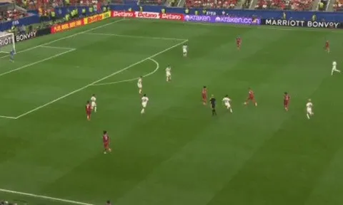 Ronaldo gây tranh cãi khi biểu diễn mà không chuyền cho đồng đội