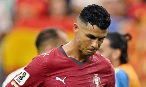 Ronaldo chết lặng
