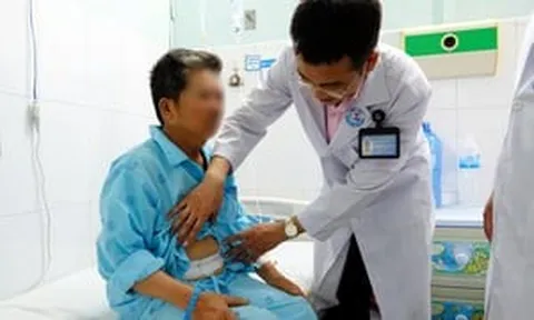 Người đàn ông suýt mất mạng vì xương đâm thủng dạ dày