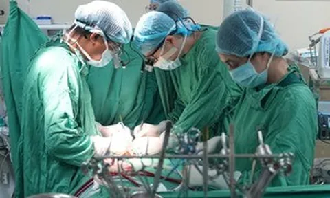 'Sửa' tim cho bé sinh non chỉ nặng 1,5kg