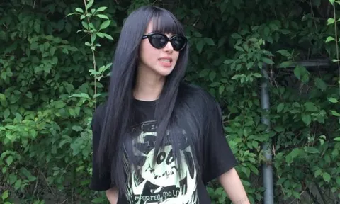 Chaeyoung (TWICE) gây chú ý với phong cách thời trang 'giấu quần', khoe đôi chân thon dài