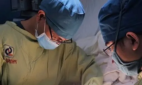 10 giờ vi phẫu cứu 3 ngón tay gần đứt lìa cho nam thanh niên