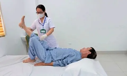 Ngã từ độ cao 3m khi hái xoài, người đàn ông liệt hoàn toàn hai chân