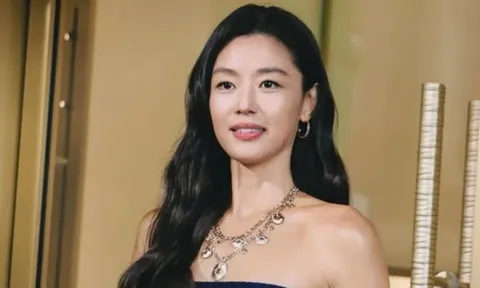 Nữ diễn viên Jeon Ji Hyun gây chú ý với làn da rám nắng hiếm thấy, diện mạo khác lạ