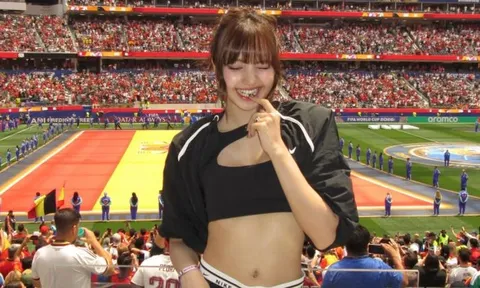 Lisa (BLACKPINK) khoe 'vòng eo con kiến' khi đi xem World Cup 2026
