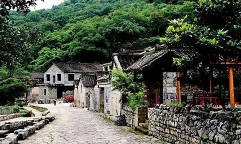 Ngôi làng hơn 600 tuổi nằm trọn dưới đáy hố sụt