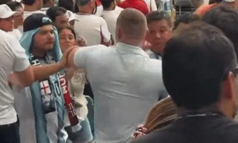 CĐV Anh đấm người mặc áo Argentina trên khán đài