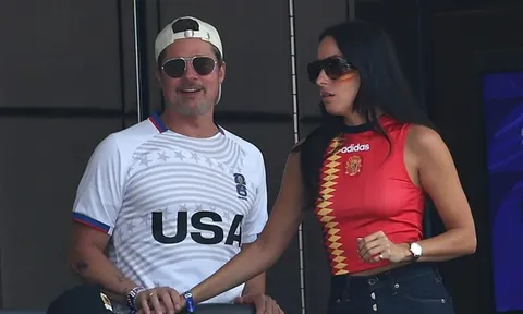 Tài tử Brad Pitt khóa môi bạn gái kém tuổi trên khán đài World Cup
