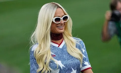 Paris Hilton gây bất ngờ với diện mạo khác lạ vì thay đổi một chi tiết