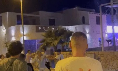 Nhóm fan Argentina vây đánh CĐV Anh