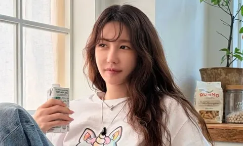 Lee Ji Ah gây sốt với nhan sắc ở tuổi 47
