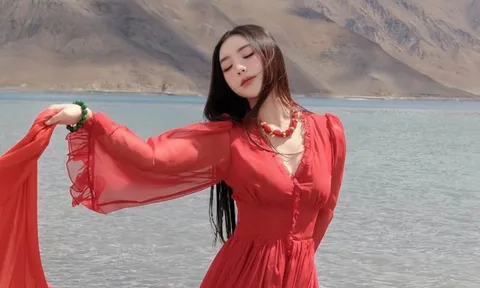 Quỳnh Kool diện váy đỏ, khoe sắc quyến rũ giữa thiên nhiên hùng vĩ