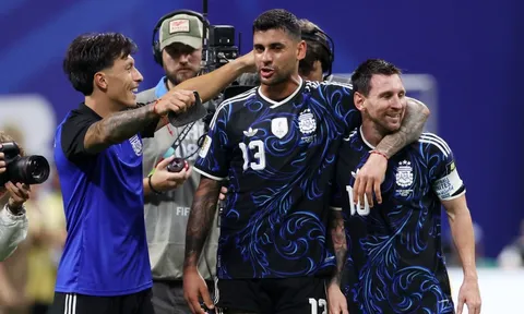 Messi là 'phù thủy bóng đá', nhưng Argentina vẫn gây tranh cãi