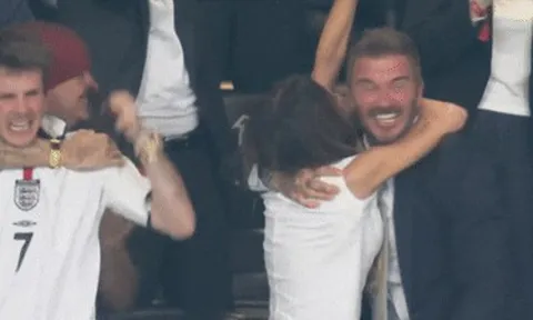 Gia đình Beckham ăn mừng cuồng nhiệt