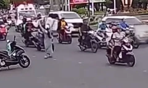 Khoảnh khắc gây sốt mạng: Kíp 115 dừng xe giữa đường cứu bé trai bất tỉnh