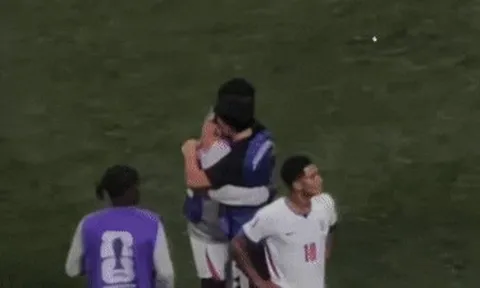 Martinez ôm Mainoo sau trận