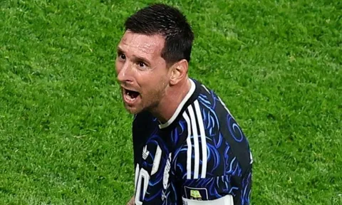 Messi lười viết status