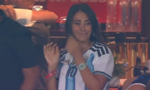 Vợ Messi bật khóc