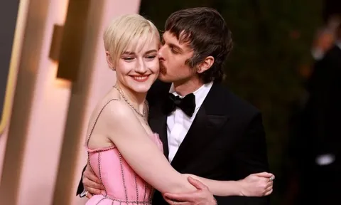 Julia Garner và chồng ca sĩ Mark Foster ly thân sau hơn 6 năm chung sống