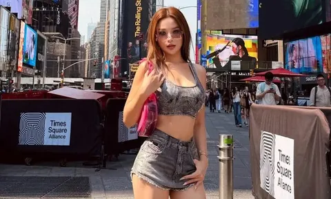 Huyền Baby diện quần ngắn cũn khoe dáng trên đường phố New York