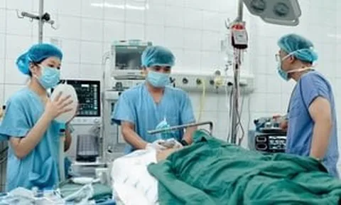 Bộ Y tế hỏa tốc chỉ đạo cứu nạn vụ xe khách lao khỏi cao tốc lúc nửa đêm