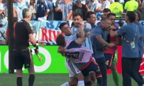 Cầu thủ Argentina khơi mào màn ẩu đả xấu xí