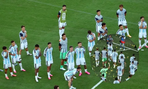 Argentina bỏ đi lúc Tây Ban Nha nâng cúp thế giới