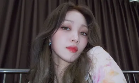 Lee Sung Kyung bộc lộ tình cảm đặc biệt với BTS sau sân khấu chung kết World Cup