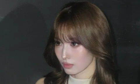 Momo (TWICE) khoe nhan sắc quyến rũ