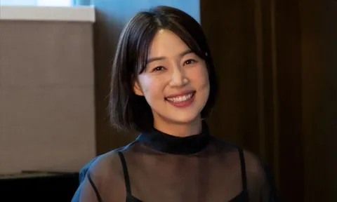 Nữ diễn viên Han Ji Hye khoe cơ bụng săn chắc