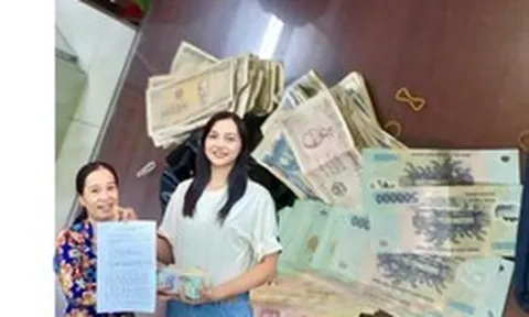 Phát hiện bọc màu đen chứa loạt tờ tiền có mệnh giá từ 1.000 - 500.000 đồng, nữ giáo viên Nguyễn Kiều Oanh lập tức trình báo công an