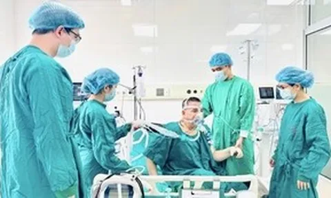 'Vợ khỏe không?' - Dòng chữ sau ca ghép phổi 8 giờ khiến vợ bật khóc