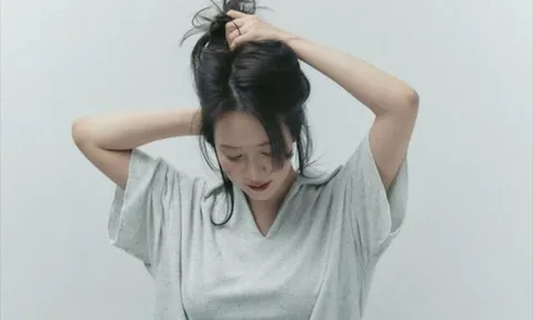 Song Ji Hyo gây sốt với bộ ảnh mới, U50 vẫn trẻ trung nhờ phong cách táo bạo